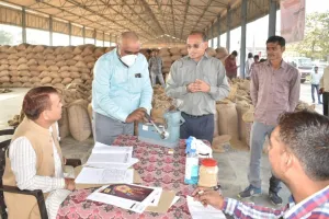 अमेठी: मंत्री ने जाफरगंज मंडी सचिव को लगाई फटकार