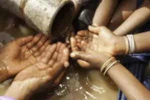 नैनीताल में पानी के लिए हाहाकार, प्राकृतिक जलस्रोतों के सहारे पानी पी रहे लोग