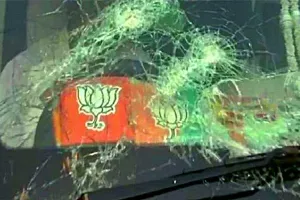 पश्चिम बंगाल: जे पी नड्डा के काफिले पर पथराव, विजयवर्गीय की गाड़ी में भी तोड़ फोड़