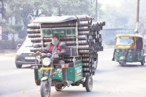 मुरादाबाद: कोहरे में सड़कों पर दौड़ रहे ओवरलोड वाहन, जिम्मेदारों की लापरवाही न बन जाए हादसों का कारण