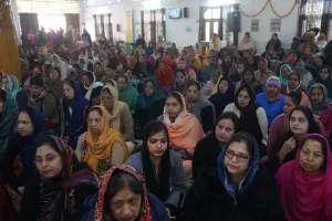 बरेली: गुरु के चरणों में झुके सैकड़ों शीश