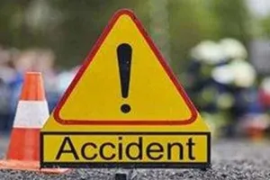 नोएडा में यमुना एक्सप्रेस-वे पर डंपर और बस की टक्कर, 17 लोग घायल