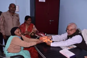 अयोध्या: 98 वर्षीय महिला ने राम मंदिर निर्माण के लिए भेंट की सवा किलो चांदी