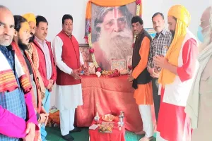 अयोध्या: परमहंस की समाधि पर हिंदू महासभा ने किया नमन