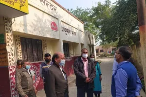 बाराबंकी: मुख्य चिकित्सा अधिकारी ने प्राथमिक स्वास्थ्य केंद्र का निरीक्षण कर जांची व्यवस्थाएं