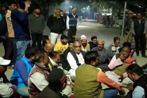 बांदा: भाजपा नेता की बाइक के चालान पर भड़के भाजपाई, थाने में धरने पर बैठे