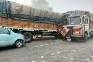 बिजनौर: हाईवे पर घने कोहरे में भिड़े दो ट्रक, छह लोग घायल