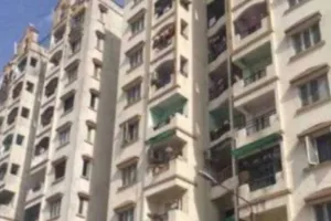 चौथी मंजिल की खिड़की से गिरी बच्ची की बच गई जान, कारण जानकर रह जाएंगे हैरान