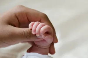 गोंडा: ढाबे में मां-बाप के बीच सो रही बच्ची अचानक हुई गायब, पहुंची पुलिस और फिर…