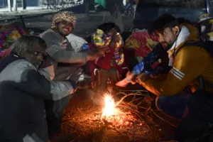 बरेली: चौराहों पर ठिठुरते दिखे लोग, नहीं जले अलाव