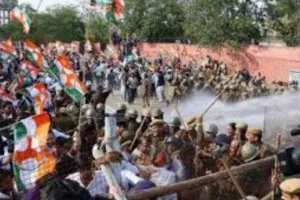 कांग्रेस कार्यकर्ताओं पर पुलिस ने किया पानी का बौछारों का इस्तेमाल, बढ़ रहे थे खट्टर के आवास की ओर