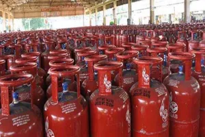 एलपीजी सिलेंडर की कीमत में 50 रुपये की बढ़ोतरी, जानिए नए दाम