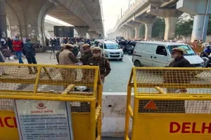 दिल्ली: किसानों के आंदोलन तेज करने की घोषणा के बाद सीमाओं पर सुरक्षा बंदोबस्त बढ़ाए गए