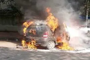 यमुना एक्सप्रेसवे पर कंटेनर से टकराने के बाद कार में लगी आग, पांच लोग जिंदा जले