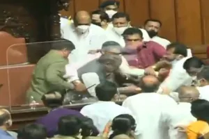 कर्नाटक विधान परिषद में सदन की मर्यादा तार-तार, उप सभापति को खींचकर आसन से उतारा