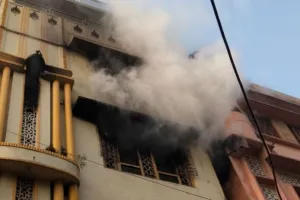 लखीमपुर खीरी: तीन मंजिला मकान में रूम हीटर से लगी आग, लाखों का नुकसान