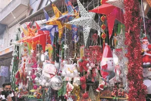 मुरादाबाद: क्रिसमस पर स्नोमैन और सेंटा की धूम, बाजार सजे