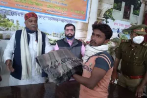 बाराबंकी: दरियाबाद विधायक ने चार गांवों के 300 लोगों को बांटे कंबल