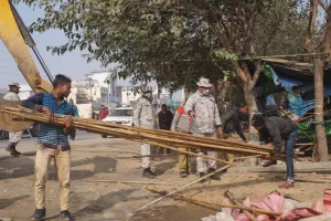 बरेली: नगर निगम की टीम ने ध्वस्त कीं अवैध दुकानें