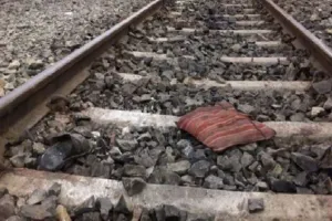 कौशाम्बी: दो बेटियों के साथ ट्रेन के आगे कूदी महिला, तीनों की मौत