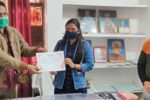 जलालाबाद: एक दिन की एसडीएम निकिता ने बाबू को लगाई लताड़