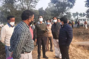 बाराबंकी: केंद्रीय टीम ने मनरेगा के बने तालाब का किया निरीक्षण