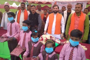 बाराबंकी: विधायक ने बच्चों को बांटे स्वेटर