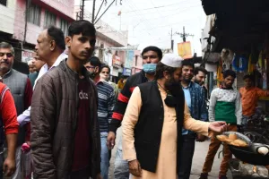 बरेली: कुतुबखाना ओवरब्रिज के लिए सर्वे को पहुंची बिजली विभाग की टीम को व्यापारियों ने घेरा, हंगामा