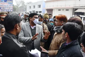 बरेली: चैम्बर तोड़ने पर अधिवक्ताओं का हंगामा, नगर निगम की टीम को घेरा