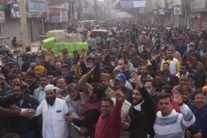 बरेली: कुतुबखाना ओवरब्रिज के विरोध में बाजार बंद, प्रदर्शन