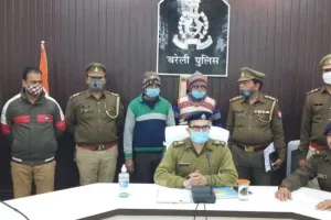 बरेली: 40 में खरीदकर 70 रुपये लीटर बेचते थे पेट्रोल