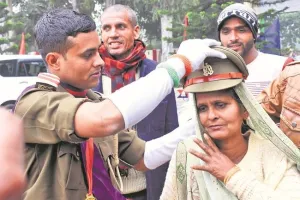 मुरादाबाद: मां ने बेटे का माथा चूमा तो बेटे ने मां को पहना दी कैप