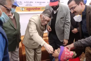 बरेली: केंद्रीय मंत्री ने बच्चों को पिलाया पोलियो ड्रॉप