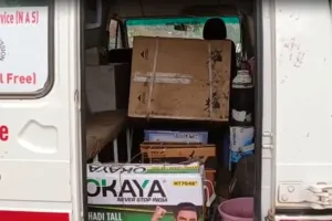 मीरजापुर: 102 एम्बुलेंस सेवा से ढोया जा रहा स्वास्थ्य कर्मियों का सामान