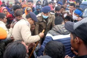 हल्द्वानी: बेकाबू डंपर ने बच्चे को कुचला, नशे में धुत चालक को पुलिस ने भीड़ से बमुश्किल बचाया