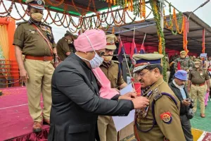 बरेली: गणतंत्र दिवस पर आईजी राजेश पांडेय को प्लैटिनम डिस्क सर्टिफिकेट