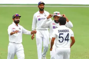 IND vs AUS: सिराज का पंजा, ठाकुर का चौका, भारत को 328 रनों का लक्ष्य