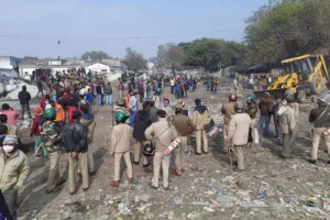 बरेली: उत्तराखंड जैसी गफूर बस्ती बनने से पहले रेलवे की जमीन से अतिक्रमण हटाना शुरू