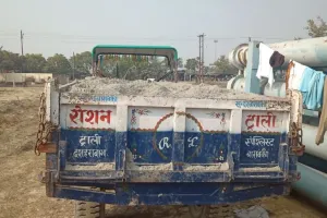 बाराबंकी: पुलिस को देख खनन माफिया फरार, ट्रैक्टर ट्राली को किया सीज