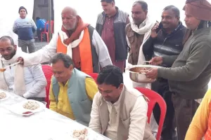 बाराबंकी: मकर संक्रांति पर खिचड़ी भोज आयोजित कर बोले पूर्व विधायक- ‘जब तक जीवित रहूंगा आयोजन करता रहूंगा’
