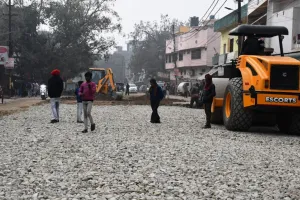 बरेली: उखड़ी सड़क पर बिछा रहे पत्थर, कालीबाड़ी के लोगों को नहीं मिली राहत