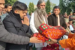 मैनपुरी: दान-पुण्य कर मनाई मकर संक्रांति, कंबल बांट पूरे गांव में किया फ्री वाई-फाई सेवा का शुभारंभ