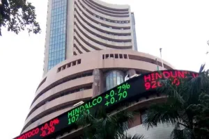 बिकवाली के दबाव से शेयर बाजार में भारी गिरावट, सेंसेक्स 938 अंक टूटा