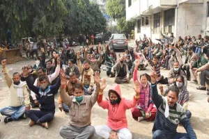 मुरादाबाद: एमडीए कार्यालय पर दैनिक वेतनभोगी कर्मचारियों का धरना प्रदर्शन जारी