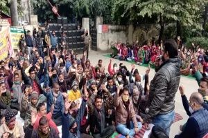 मुरादाबाद: आठवें दिन परिवार के साथ धरने पर बैठे कर्मचारी, कही ये बात