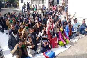 मुरादाबाद: एमडीए कार्यालय पर पांचवें दिन भी कर्मचारियों का धरना रहा जारी, तीन क्लर्क को नोटिस