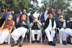 लखनऊ: मुलायम सिंह यादव ने देशवासियों को दी नये साल की बधाई, कार्यकर्ताओं को एकजुट होने का संदेश