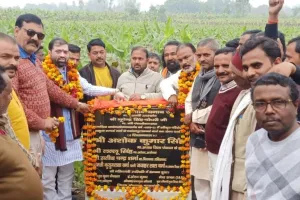 बाराबंकी: 27 लाख की लागत से बनने वाले नारायनपुर सम्पर्क मार्ग का हुआ शिलान्यास