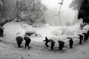 हिमाचल में बर्फबारी के बाद अटल सुरंग के पास फंसे 300 से अधिक पर्यटक, पुलिस ने बचाया