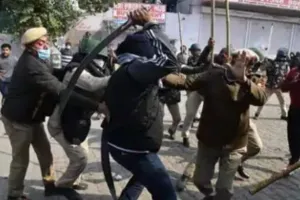 मैदान-ए-जंग में तब्दील होता सिंघु बार्डर, पत्थरबाजी-लाठीचार्ज, आमने-सामने किसान और स्थानीय प्रदर्शनकारी